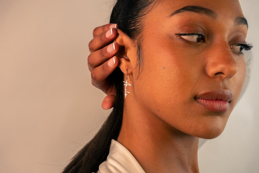 The Ultimate Guide to Personalised Jewelry for Couples: Name Plates That Celebrate Your Love Story